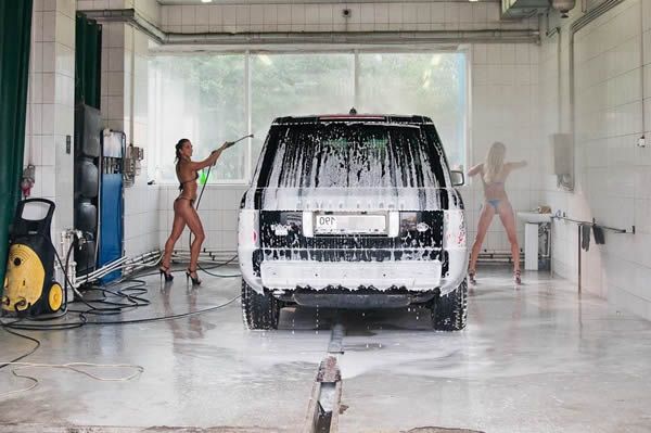 Як дівчата миють автомобіль?